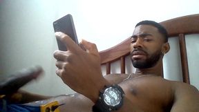 batendo uma punheta assistindo porno no xvideos e gozando gostoso