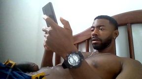 batendo uma punheta assistindo porno no xvideos e gozando gostoso