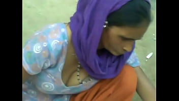 Aunty showing cleavage