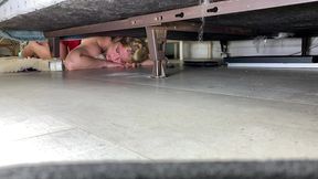 stepmom gets fucked while stuck under the bed - erin electra