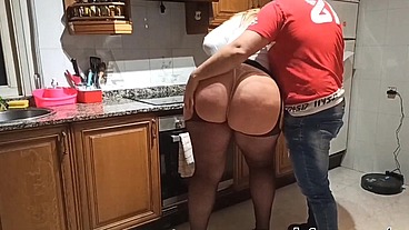 El amigo de mi marido me sorprende en la cocina