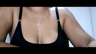 ¡Sola en casa se puso cachonda! Me llenarias el coño en la sala antes de que lleguen todos?