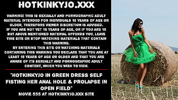 Hotkinkyjo in green dress self fisting her anal hole &amp_ prolapse in open field