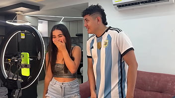 mi peque&ntilde_a hermanastra quiere sabe que se siente estar con un gay y me le corro en la cara.