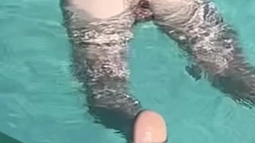Amateur guy exposing his smooth butt in the pool