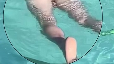 Amateur guy exposing his smooth butt in the pool
