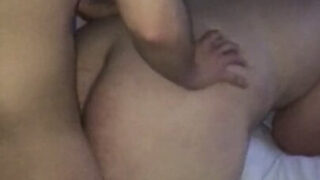 Gay montel putih muda bersaiz besar mendapat fucked secara dubur