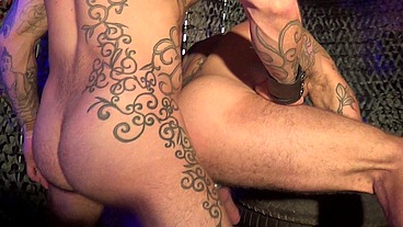 Bareback Show Porn live in PUBLIC