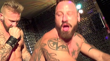 Bareback Show Porn live in PUBLIC