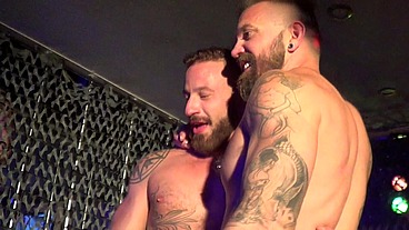 Bareback Show Porn live in PUBLIC