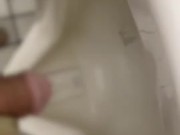 【日本人おしっこ動画】公衆トイレでおしっこ！ジョロジョロ出ちゃう！