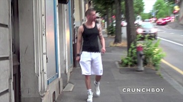 mec viril en cuir bais" par un militaire