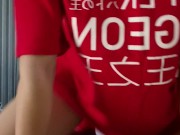 赤いドレスと靴下のかわいい男の子は自慰行為と絶頂