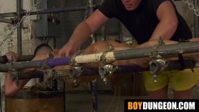 Max London receives massage and handjob from skilled master