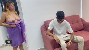 Chica rubia latina paga con sexo anal a joven repartidor y la folla duro a