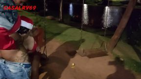 Esposa vestida de mam&atilde_e Noel transa com desconhecido dentro do carro no mirante casalrv69