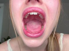 stepsister likes to show her mouth and tongue