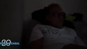 assistindo filme a noite