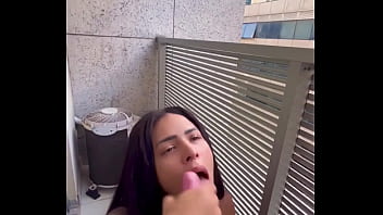Fazendo garganta profunda na varanda e bebendo leite igual uma puta