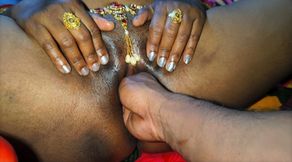 Pregnant suman bhabhi ke chut me bhaiya hanth ghussa ke paani nikal diya.hot jawan aunty ko boyfriend ne Dogg style me but pela.