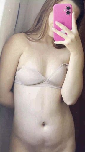 Amateur onlyfan shows off her tits