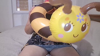 Nicoletta and the Inflatable Bee