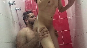 Lamiendo y comiendo el coño en la ducha de la nueva flaca sexy Amateur Nora Milf sexo real en el baño con enorme semental - Andy Z 94