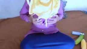 guru berhijab indonesia birahi dan memainkan memeknya menggunakan sayuran untuk di masukkan ke dalam memeknya
