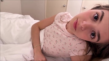 Compartiendo la cama con la peque&ntilde_a hermanastra