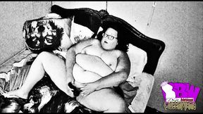 Vintage Style BBW uses vibrator on her Pussy!