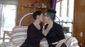 True lesbian kissing (HD)