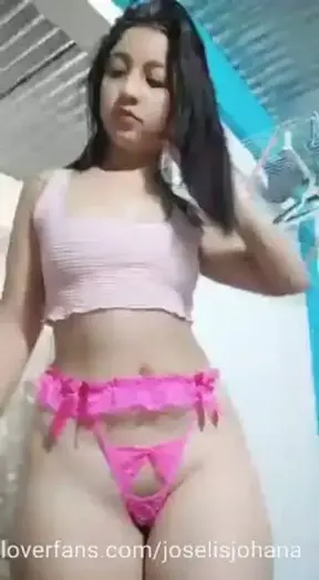 Podrás apreciar muy bien mis deliciosas curvas🥵 y se alcanza a ver si rica y mojada vagina