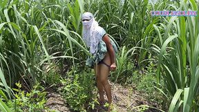 कोमल आगे आगे गन्ने के खेत में चली पीछे पीछे उशका लवर घुसा