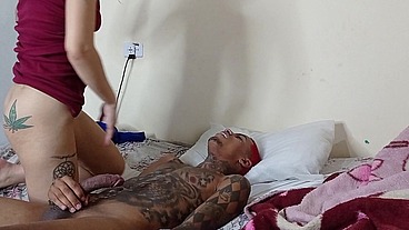 Fui visitar minha vizinha, mas na casa dela só tinha o marido pretinho e novinho e ele me fodeu sem ela saber
