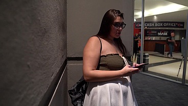 Cute Chubby Pornstar Fit Sidney Sucks Off Random Fan at Convention