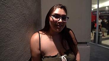 Cute Chubby Pornstar Fit Sidney Sucks Off Random Fan at Convention