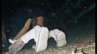 Openbare, zelfgemaakte video van amateuristische, magere Amerikaanse travestieten en homoseksuele sletten die anaal worden gepenetreerd.