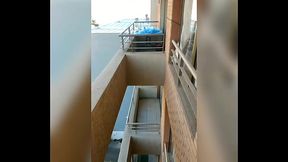 Masturbandome en el balc&oacute_n donde todos me pueden ver
