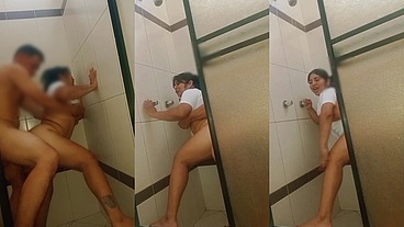 El gafitero llego a arreglar la bañera y termino rompiendo el culo a esta putiesposa