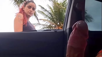 Se masturbando em publico no carro!