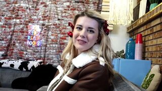 Stepsister wears a slutty little beret and gets fucked