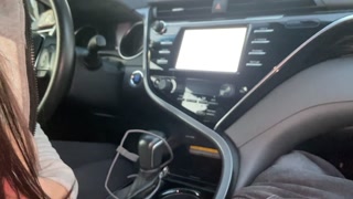 En chauffør med store bryster rykker ud til en klient i stedet for at give op