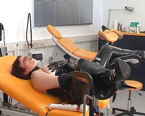 Masturbation in rubber on the gyntable