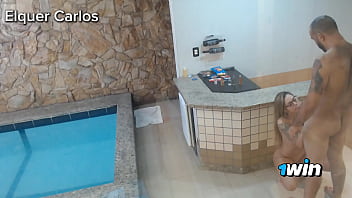 Minha ex veio me visitar e estourei o cu dela perto da piscina. Camera de seguran&ccedil_a gravou tudo.