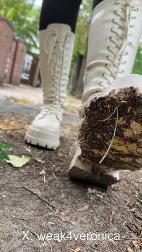 Something got stuck to the sole of my boot.👢 😲What could it be?🤔😈 I would have preferred it to be a wallet...🤑😉🧜‍♀️