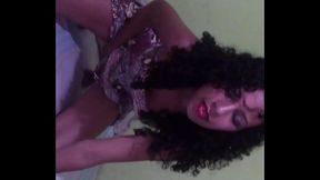 JADE CRISTAL RJ - ENQUANTO ESPERA O AMIGO DO MARIDO CHEGAR ELA SE TOCA E BRINCA GOSTOSO PROVOCANDO O MARIDO