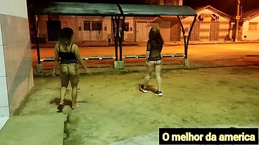 tranzando no meio da praça pulblica