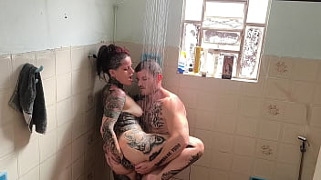 quem nunca sonhou foder a meia-irma no banho ?