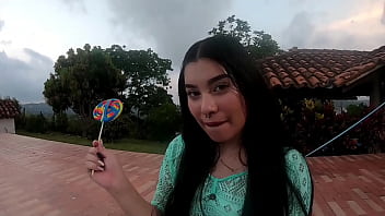 Joven colombiana seduciendo a su vecino cachondo