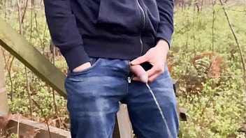 Pissen im Wald